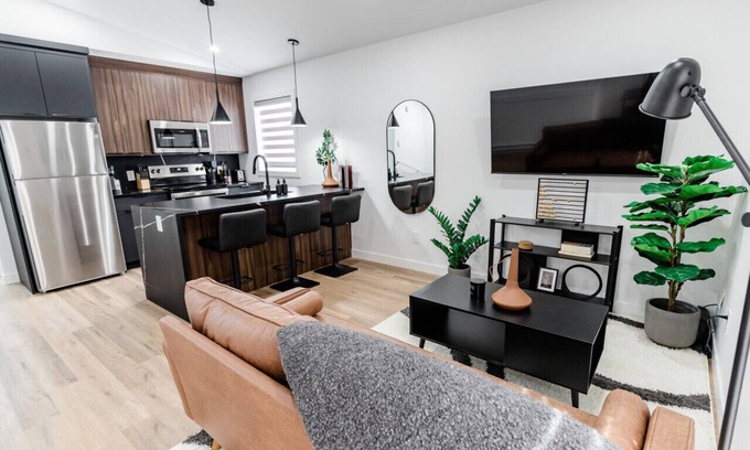 Winnipeg House | *Unique Suite | Free Parking | 5 min to Downtown*