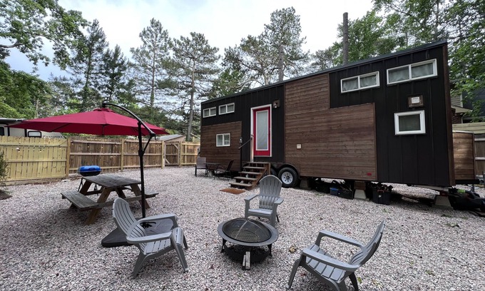 North Raleigh House | Unique Tiny Home Escape! Fully Equipped & Relaxing, Privacy-Fenced Outdoor Space