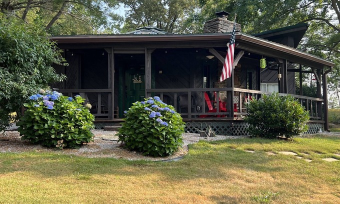 Monticello Cottage | Uniquely styled octagon shaped home. Just 2 miles to the lake