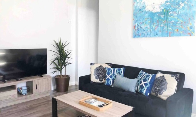 Pacific Terrace Hotel | UNIT #3 2-bedroom/1-bath 700 sq. ft suite with Parking & 5 Beds including a full kitchen