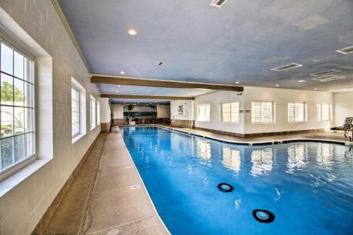 Table Rock Apartment | Unit 3 Mi to Branson Strip! Pool, Step-Free Access