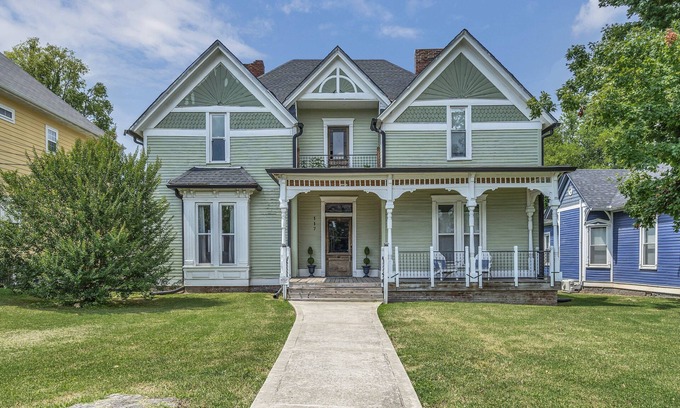 Clarksville Condo | Unit #4 117 Marion St