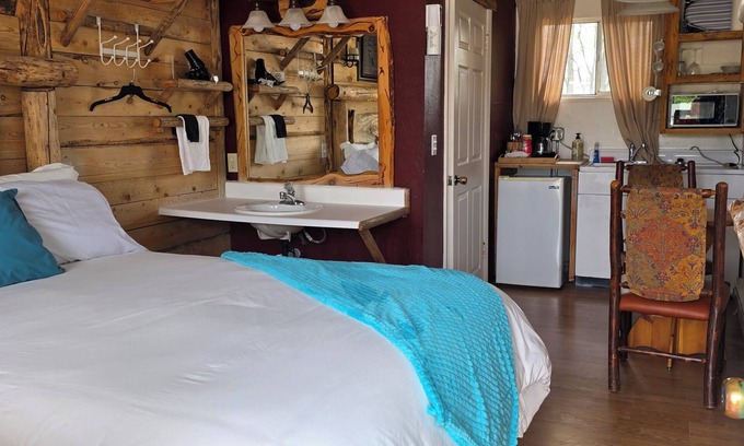 Cedaredge Cabin | Unit 6 at the Cedaredge Lodge – "Where Quiet Moments Become Lasting Memories”