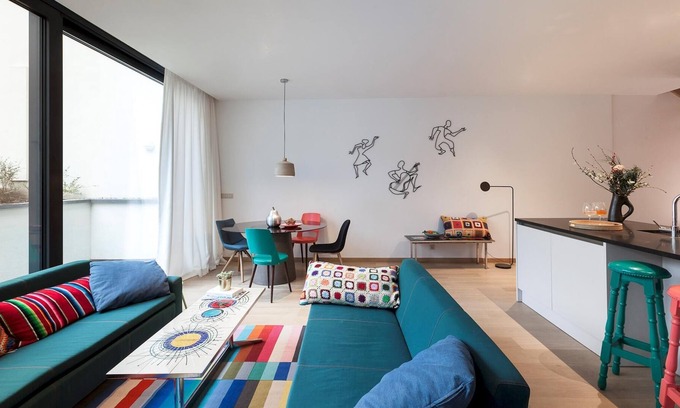 Dieweg House | Unit 6 - Colorful Smart Home Triplex Private Garden & Parking