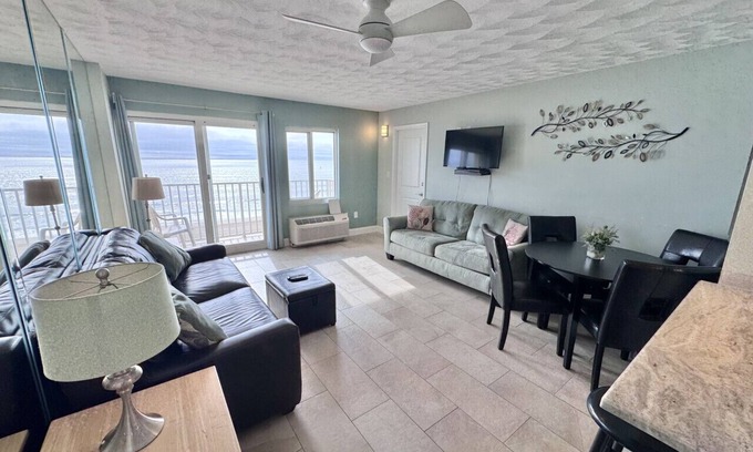 Northeast Virginia Beach Apartment | Unit 706 -Relaxing Oceanfront Condo w/2 Queen Beds