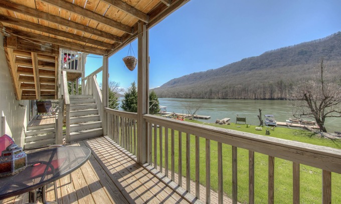 Chattanooga Condo | Unit C 10 Mins to Downtown! River Front Vacation W/Water Access