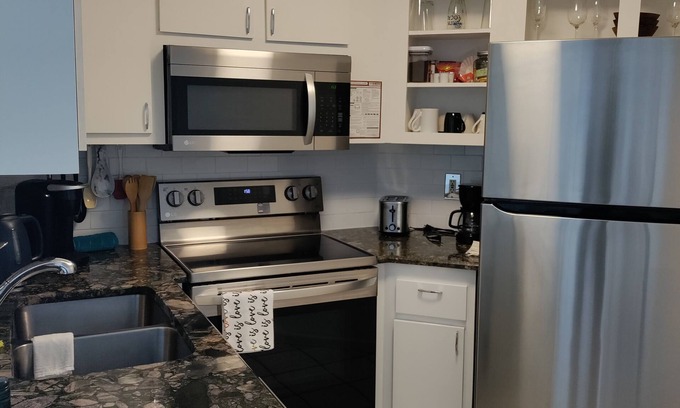 Ventura Condo | Universal studios ,Disney and easy shopping mall close by with many restaurants