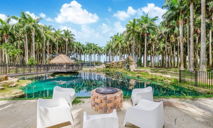 Ludlam Villa | Universal villa with pool, lake and Games
