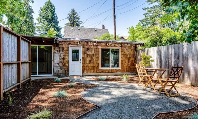 Eugene Cottage | University Cottage, 2 blocks from U of O.