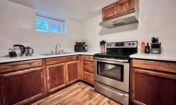 University District Apartment | University Cottage Suite | Block to UM & River