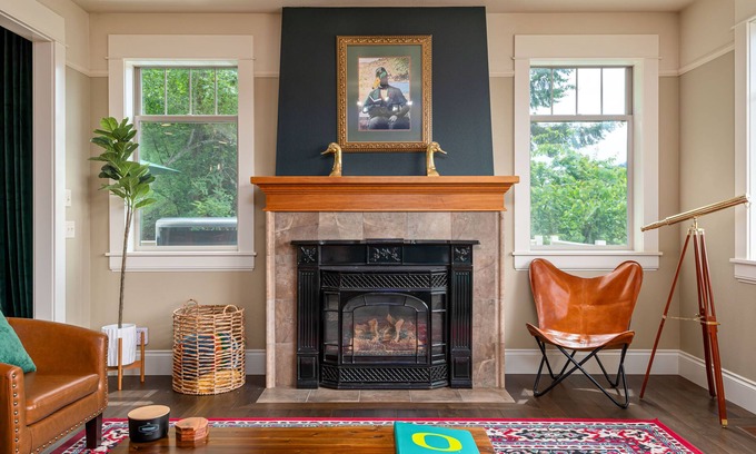 Southeast Eugene House | 🦆 University St. treehouse nestled in the hills pays homage to academia.