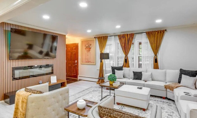 Lewisburg House | University Villa near Bucknell with Pool