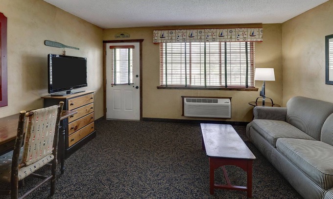 Peoria Hotel | Unleash Adventure! Stylish Lodging Blocks Away from Illinois River Valley
