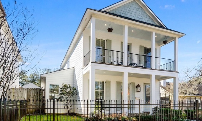 Mid City South House | Unmatched Comfort 4 Families - ADA/Pet/EV Friendly