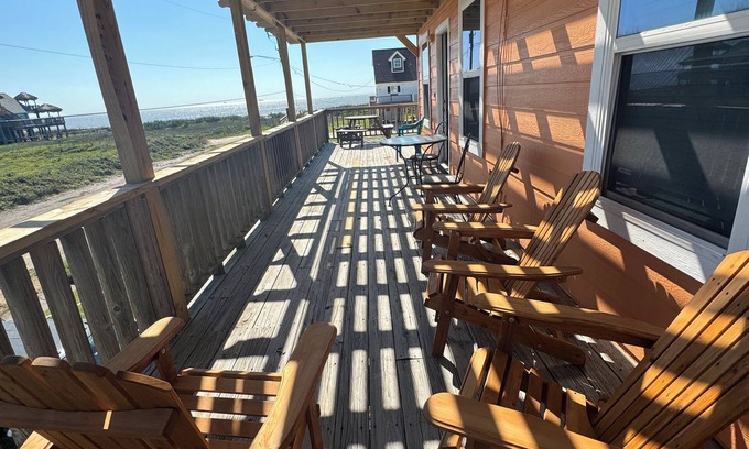 Surfside Beach House | Unobstructed Ocean View steps away to beach Aug 10-12 50% off @100 nt
