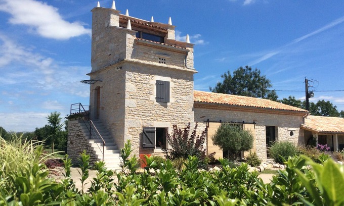 Septfonds Cottage | unusual cottage in a dovecote 4 people