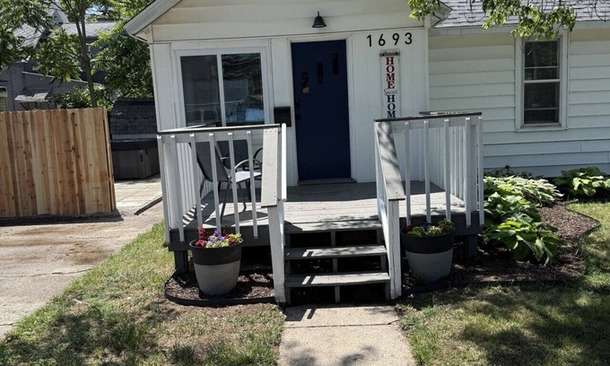 Nims House | Unwind at Lakeside | Cozy Beach Town 2 BR, 1 BA