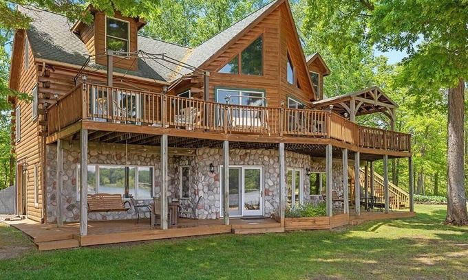Ada House | Unwind by the Lake! 5BR Cabin + Private Pontoon