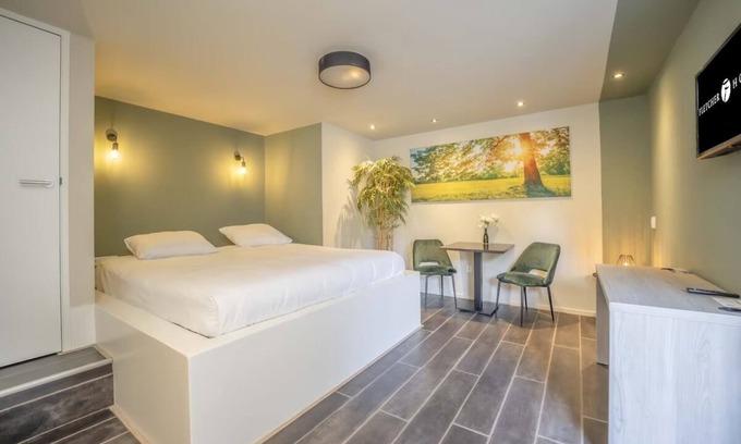 Waalwijk Hotel | Unwind & Explore: Perfect Family Retreat near Beekse Bergen Zoo