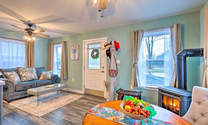 Brodheadsville Cottage | Unwind Fireside! Poconos Cottage 12 Mi to Slopes