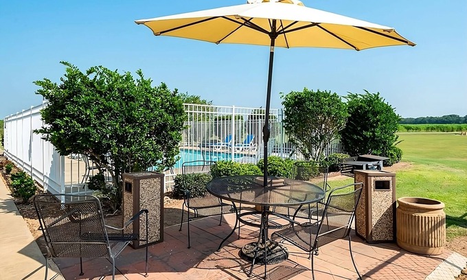 Saint Landry Hotel | Unwind in Knights Inn Bunkie! Free Parking, Outdoor Pool, Free Breakfast!