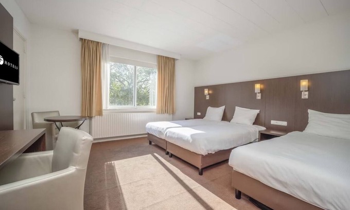 Waalwijk Hotel | Unwind in Nature's Embrace: 4 Family-Friendly Rooms Near Beekse Bergen Zoo