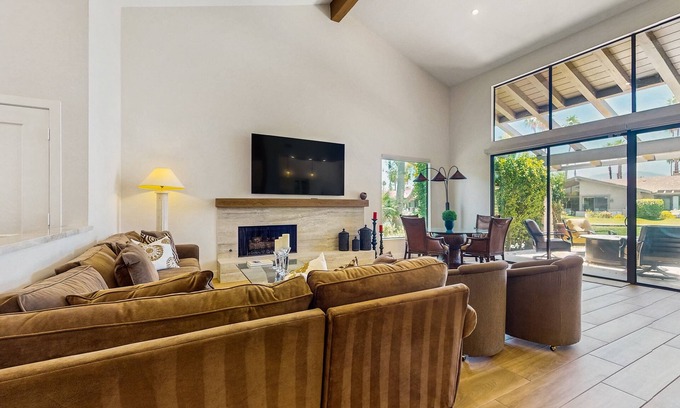 Palm Desert House | Unwind in style at this cute condo in Palm Desert ft.a sunny patio and pool.
