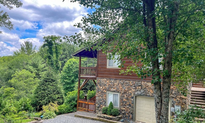 Fleetwood Cabin | Unwind in Style-FirePit, Fireplace & Mtn Views This Fall @AppalachianHideaway