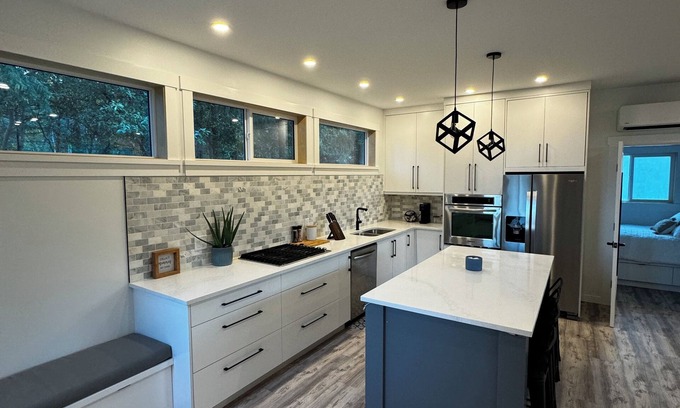 Highlands House | Unwind in the chic Highlands retreat surrounded by nature and amazing hiking