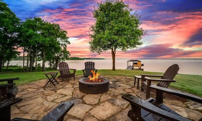 Streetman House | Unwind with Stunning Sunsets, a Private Spa, Home Gym & More