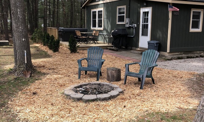 Lake Arrowhead Cabin | Up North Getaway: Cozy Lake Arrowhead Cabin with Hot Tub & Prime Location!