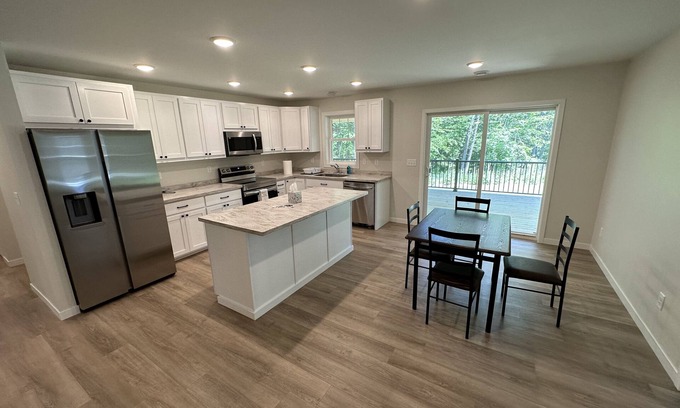 Staples House | Up North Getaway! Sitting on Hole 16 - Golf Stay & Play - Sleeps up to 12 Guests