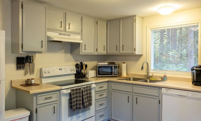 Blue River Cabin | Up-river House: Riverfront Oasis
