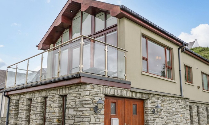 Downings Cabin | UP THE HILL, family friendly, character holiday cottage in Downings