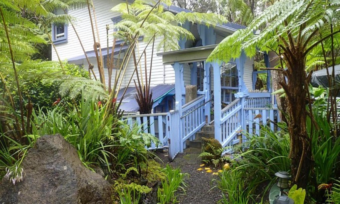 Volcano House | Upcountry Volcano Mountain Cottage