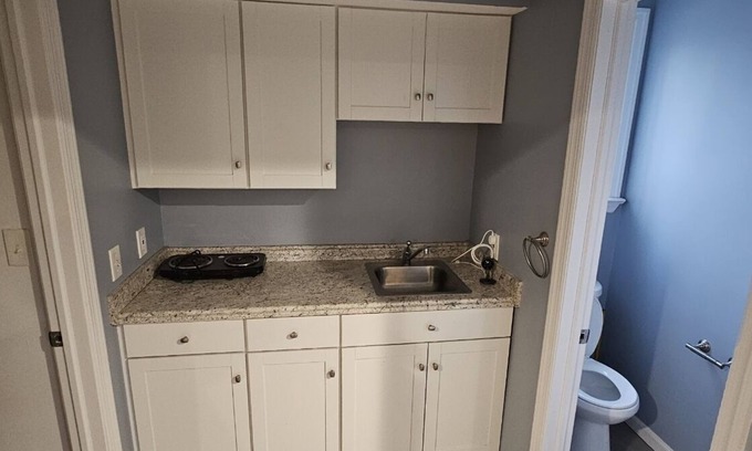 Somerset Apartment | Updated studio/efficiency apartment