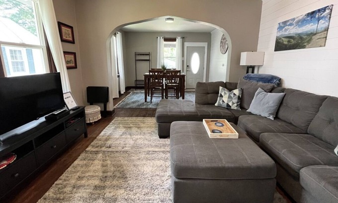 Belleville House | Updated 1-Bedroom w/ King + Full Kitchen & Private Laundry
