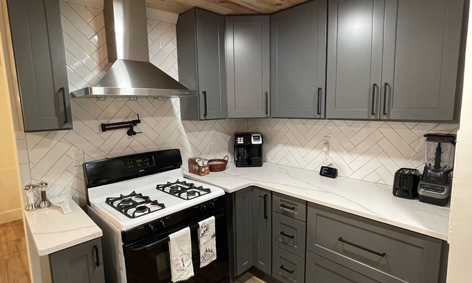 Mount Holly House | Updated 19th Century Colonial 10 min from Okemo
