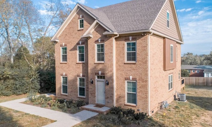 Spring Hill Apartment | Updated 2BR | Safe, Central Location