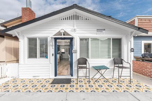 West Newport House | Updated 2Br Vintage Cottage In Central Location Near Beach By Beachview Rentals