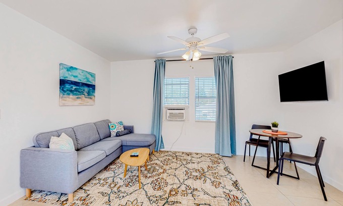 Flamingo Parks Apartment | Updated 2nd-floor home in great locale with high-speed WiFi - snowbird-friendly