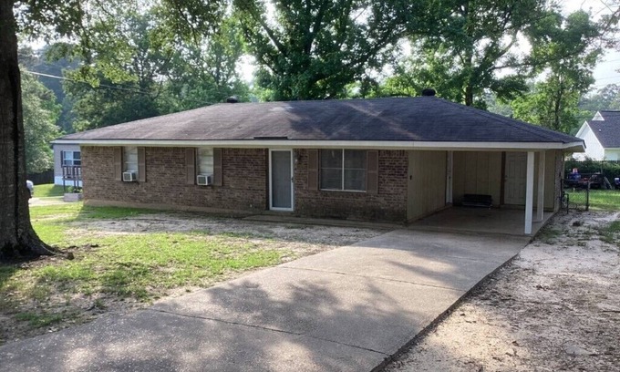 Claiborne House | Updated 3 bed, 2 bath home in West Monroe - Safe, Nice, Clean, Quiet