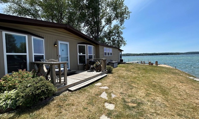Onekama House | Updated 3 bedroom; 2 bath home on Portage Lake! Sleeps 10!