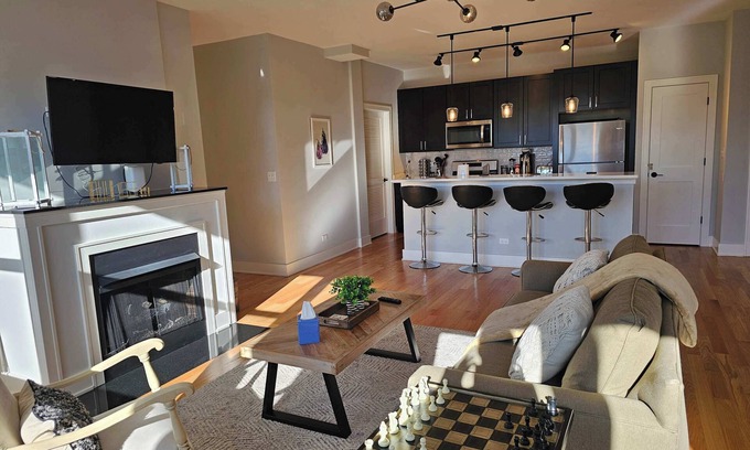 Lower West Side Apartment | Updated 3 Bedroom Chicago Downtown Pilsen