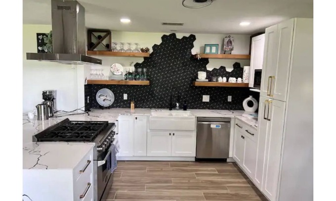 Laguna Park House | Updated 4 bedroom home. Just steps to lake Whitney