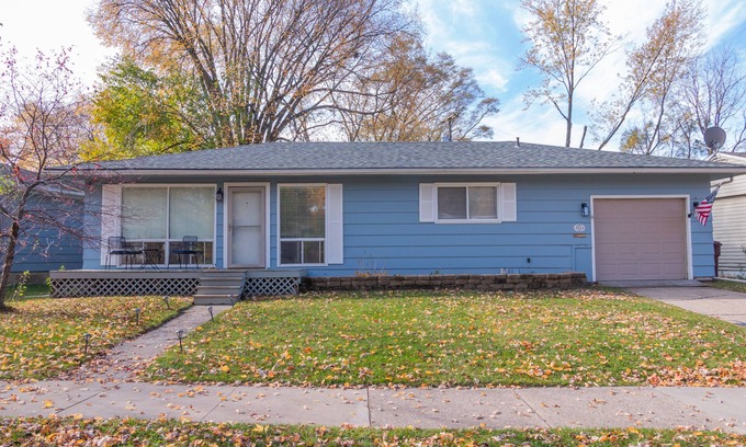Ann Arbor House | Updated 5 bedroom ranch w/fenced in yard and 100"+ projector near downtown!