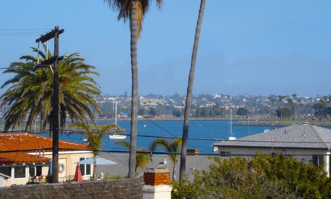 South Mission Beach Condo | Updated Beach Condo with Air Conditioner-Steps to Sand- Sleeps 6