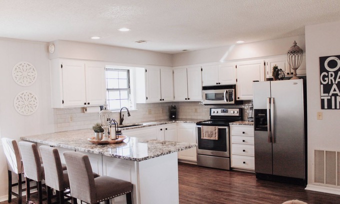 Afton House | UPDATED cabin w/ a beautiful lake view, perfect getaway, minutes from Shangri La