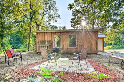 Hatton House | Updated Cabin with Porch, Mins to Cossatot River