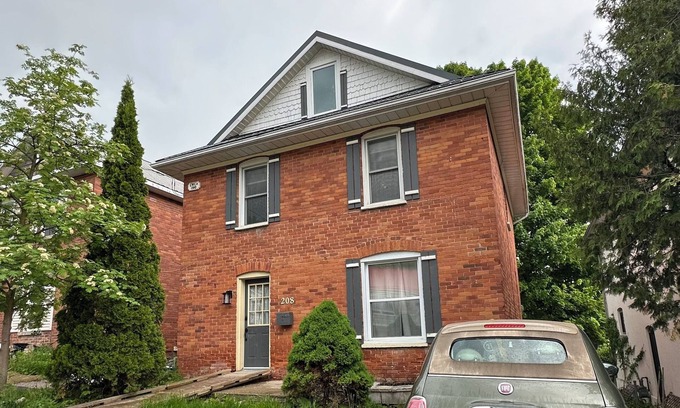 Orillia House | Updated Century home close to Beach & Downtown